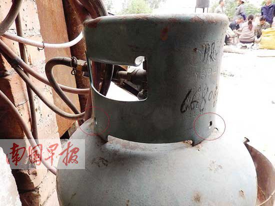 如果市民换装的钢瓶护罩上出现类似小孔(红色圆圈处),很可能就是翻新后的“螺丝瓶”,应立即停用。